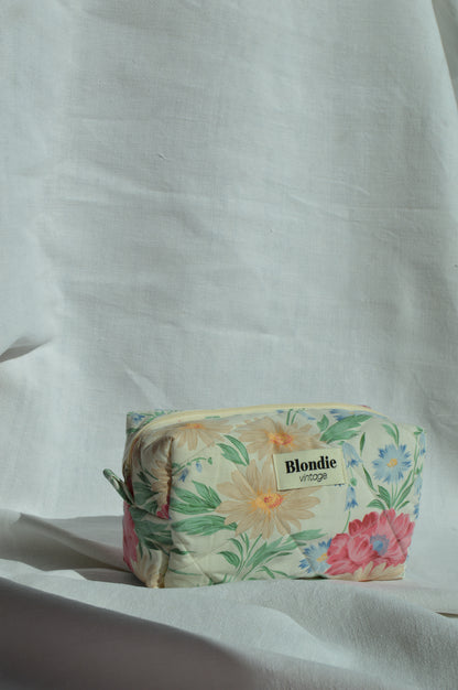 Trousse de toilette fleurie fabriqué à partir de taie de tissus vintage mode durable mode responsable fabriqué à la main 