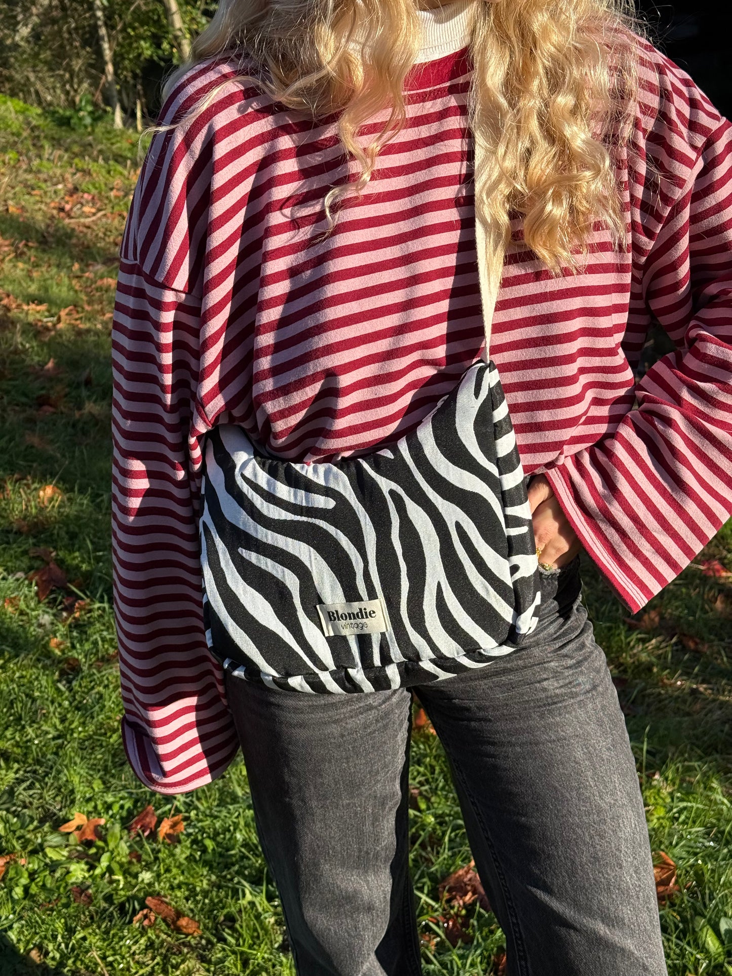 Sac crossbody zébré fabriqué à partir de tissus vintage mode durable mode responsable fabriqué à la main 