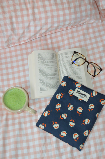 Housse de livre fleurs bleu fabriqué à partir de tissus vintage mode durable mode responsable fabriqué à la main 