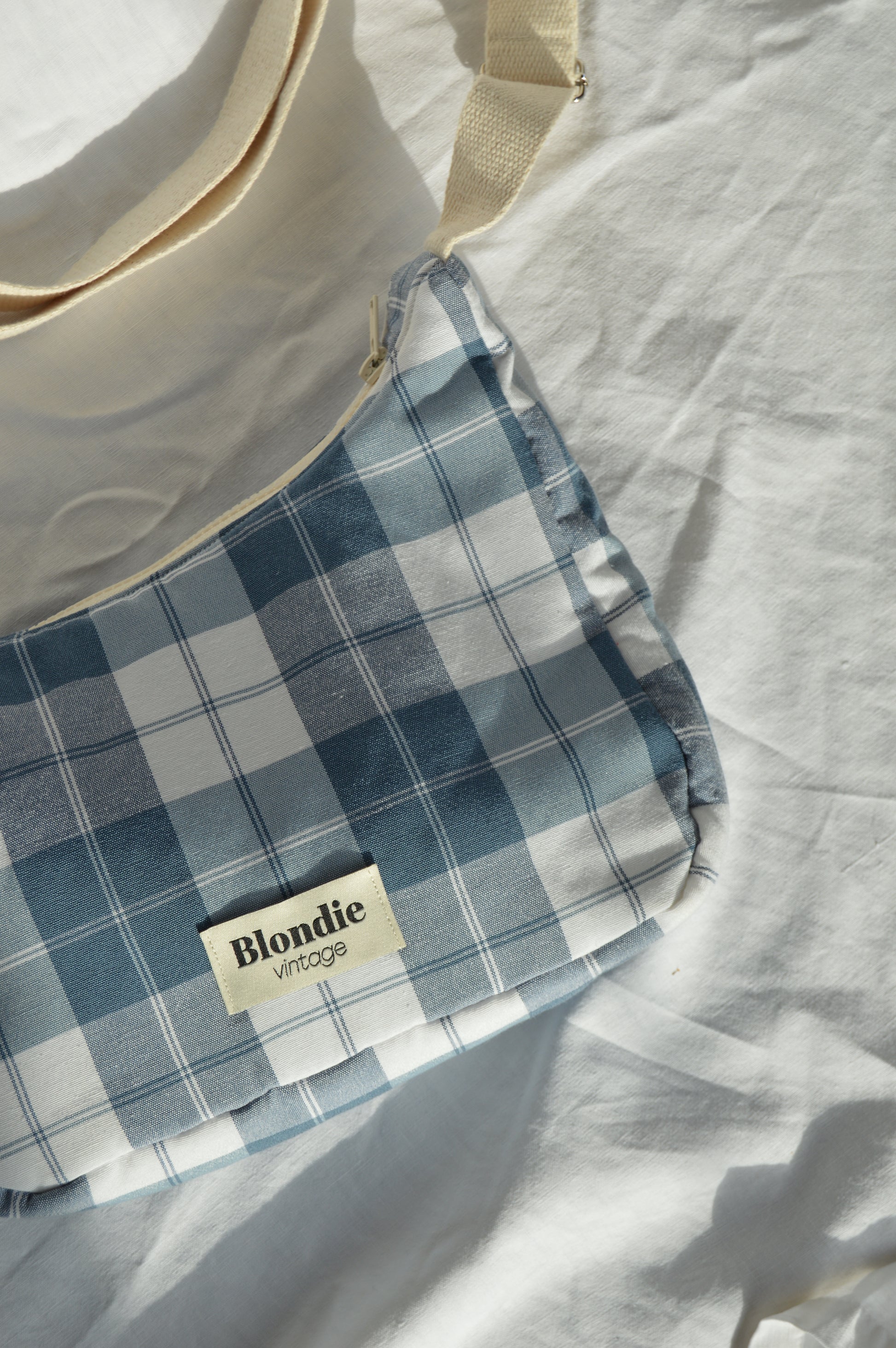 Sac crossbody carreaux bleu fabriqué à partir de tissus vintage mode durable mode responsable fabriqué à la main 