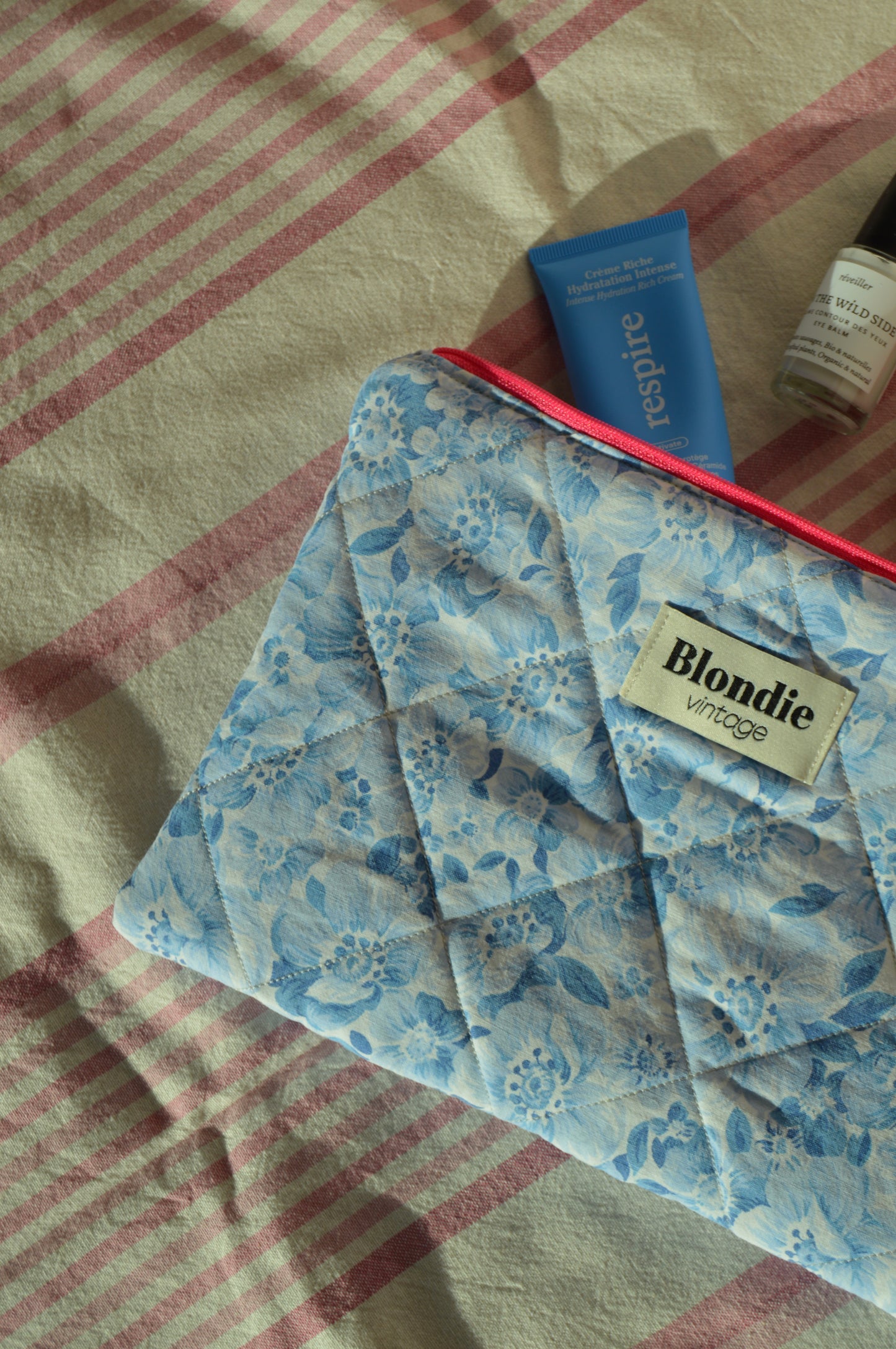 Pochette fleurs bleu fabriqué à partir de taie de tissus vintage mode durable mode responsable fabriqué à la main 