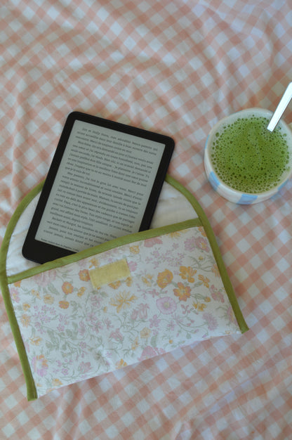 pochette nomade fabriquée à partir de tissus vintage à la main avec biais coloré, parfait pour housse livre housse lisseuse ou soin