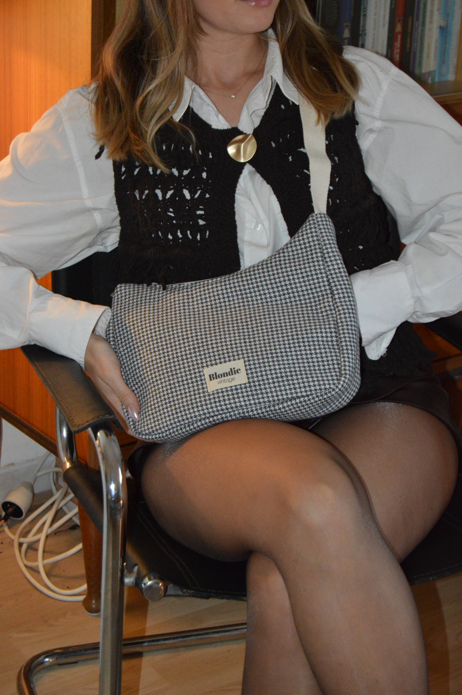 Sac crossbody pied de poule gris fabriqué à partir de tissus vintage mode durable mode responsable fabriqué à la main 