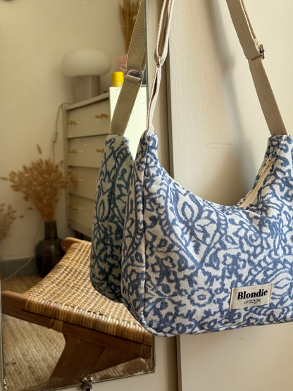 Sac crossbody motif bleu fabriqué à partir de tissus vintage mode durable mode responsable fabriqué à la main 