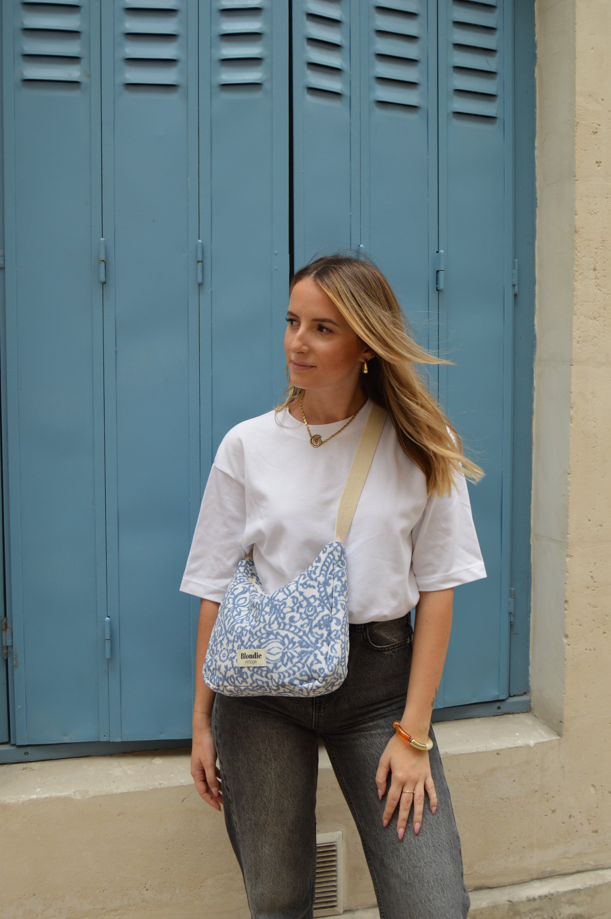 Sac crossbody motif bleu fabriqué à partir de tissus vintage mode durable mode responsable fabriqué à la main 