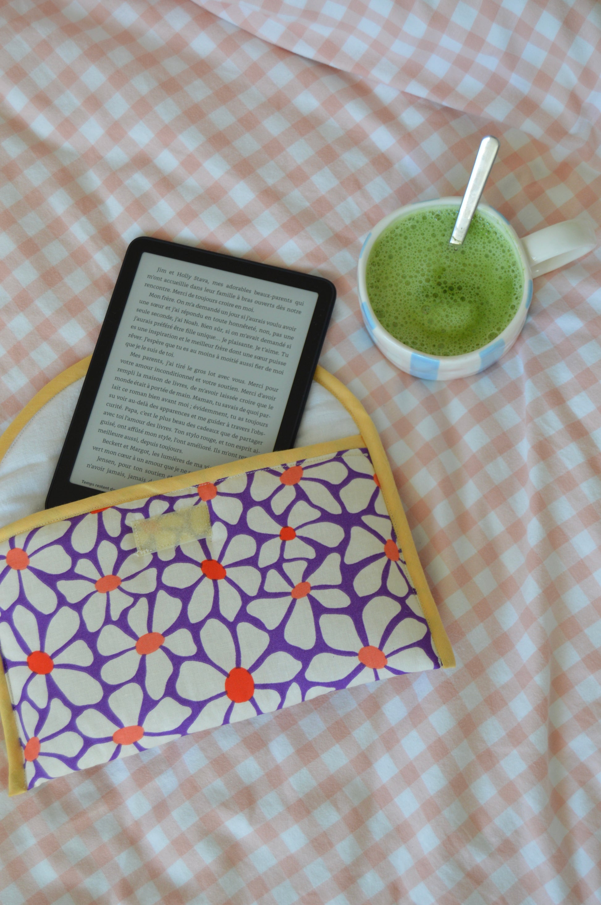 pochette nomade fabriquée à partir de tissus vintage à la main avec biais coloré, parfait pour housse livre housse lisseuse ou soin Avec scratch pratique 