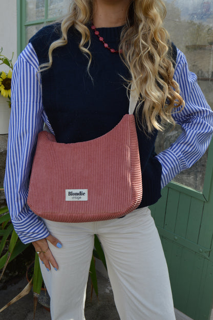 Sac crossbody velours rose fabriqué à partir de tissus vintage mode durable mode responsable fabriqué à la main 