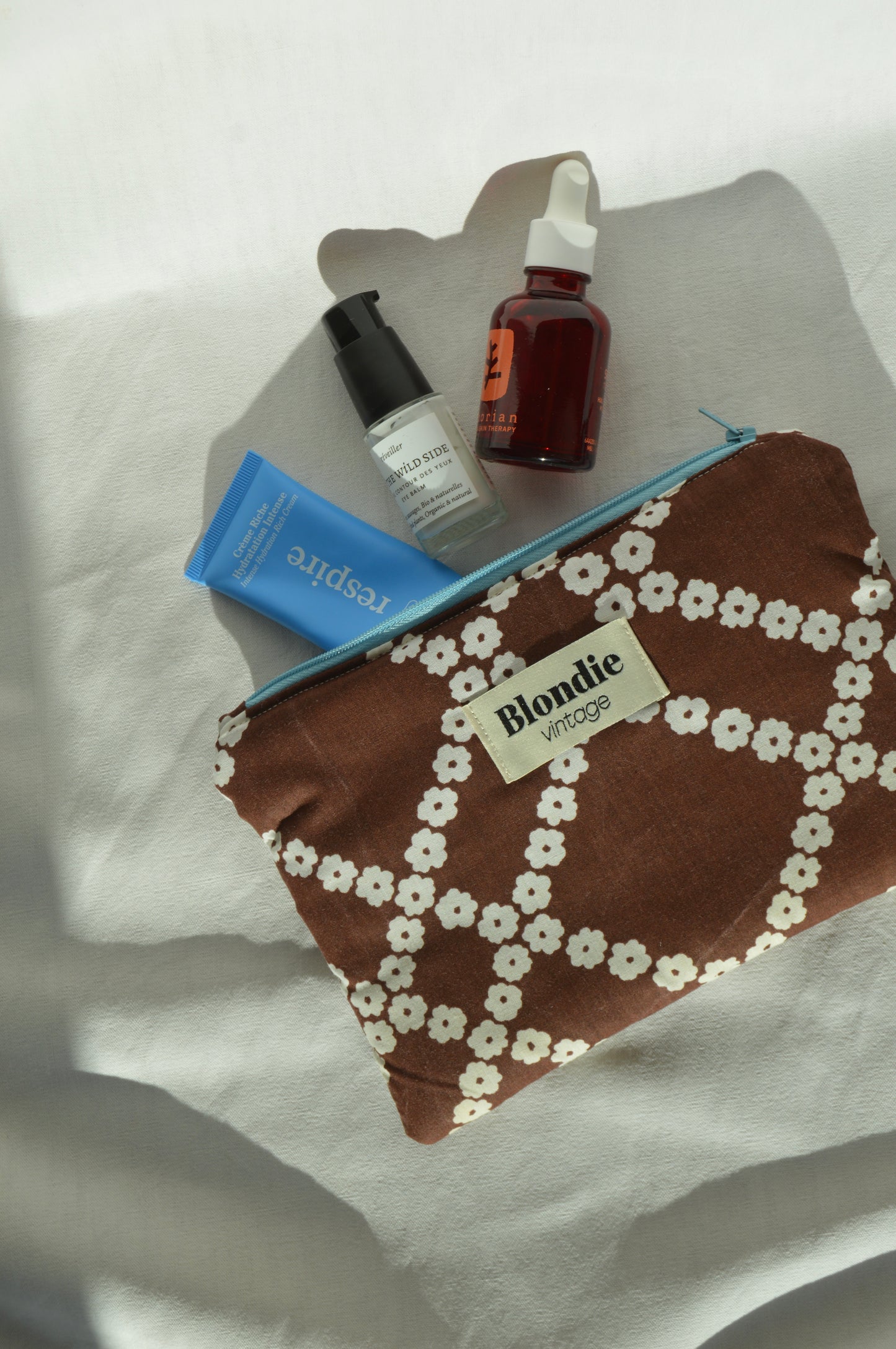 Pochette marron fabriqué à partir de taie de tissus vintage mode durable mode responsable fabriqué à la main 