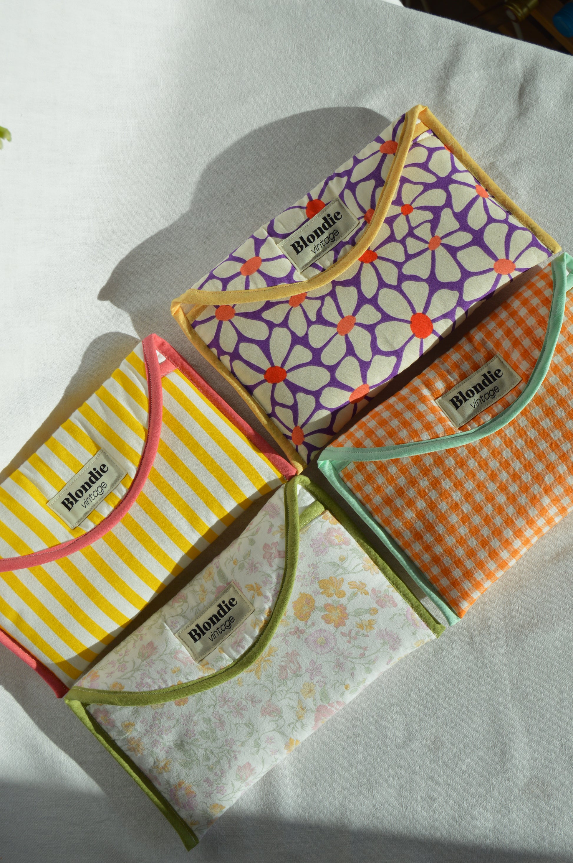 pochette nomade fabriquée à partir de tissus vintage à la main avec biais coloré, parfait pour housse livre housse lisseuse ou soin