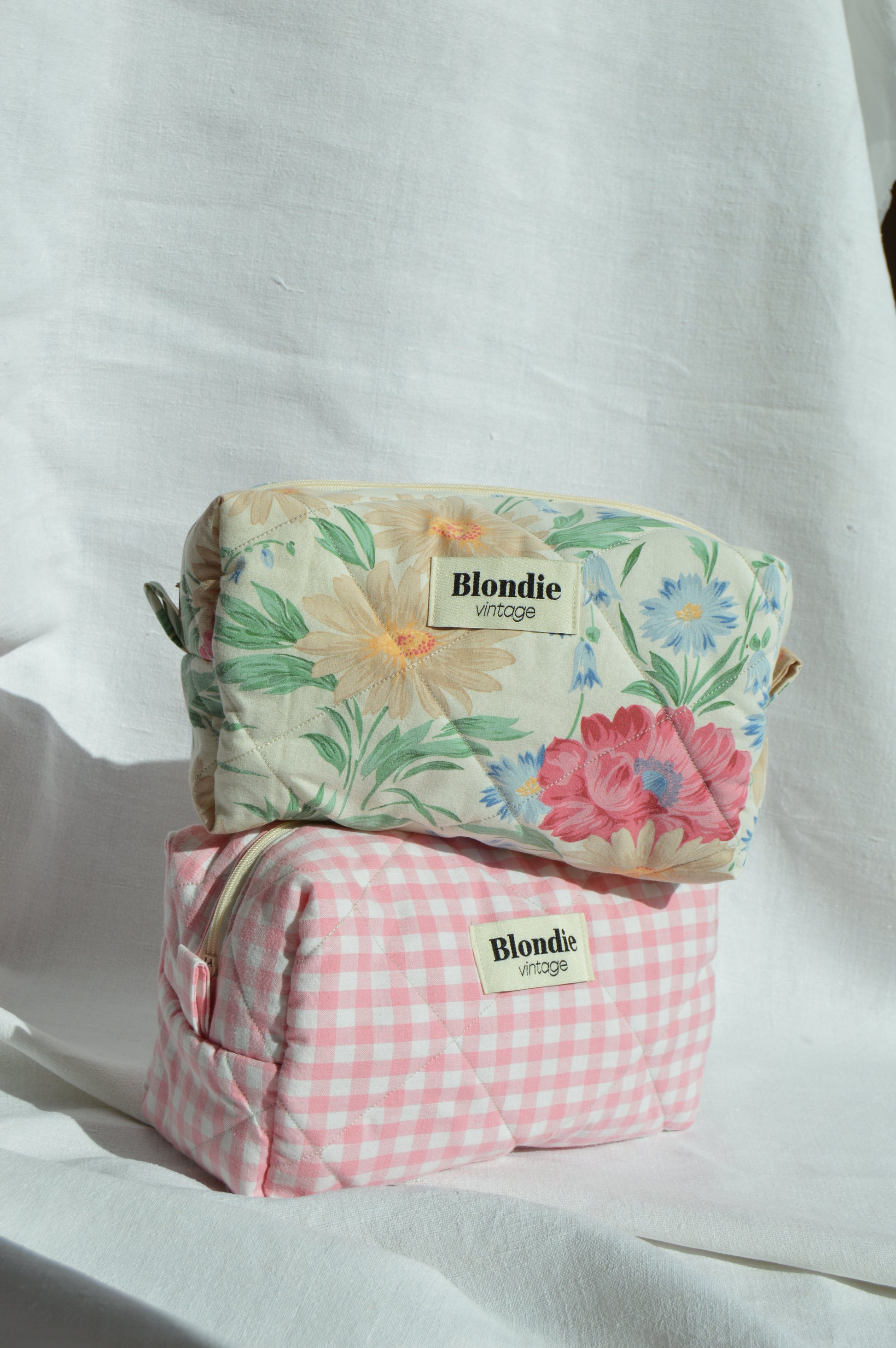 Trousse de toilette fleurie fabriqué à partir de taie de tissus vintage mode durable mode responsable fabriqué à la main 