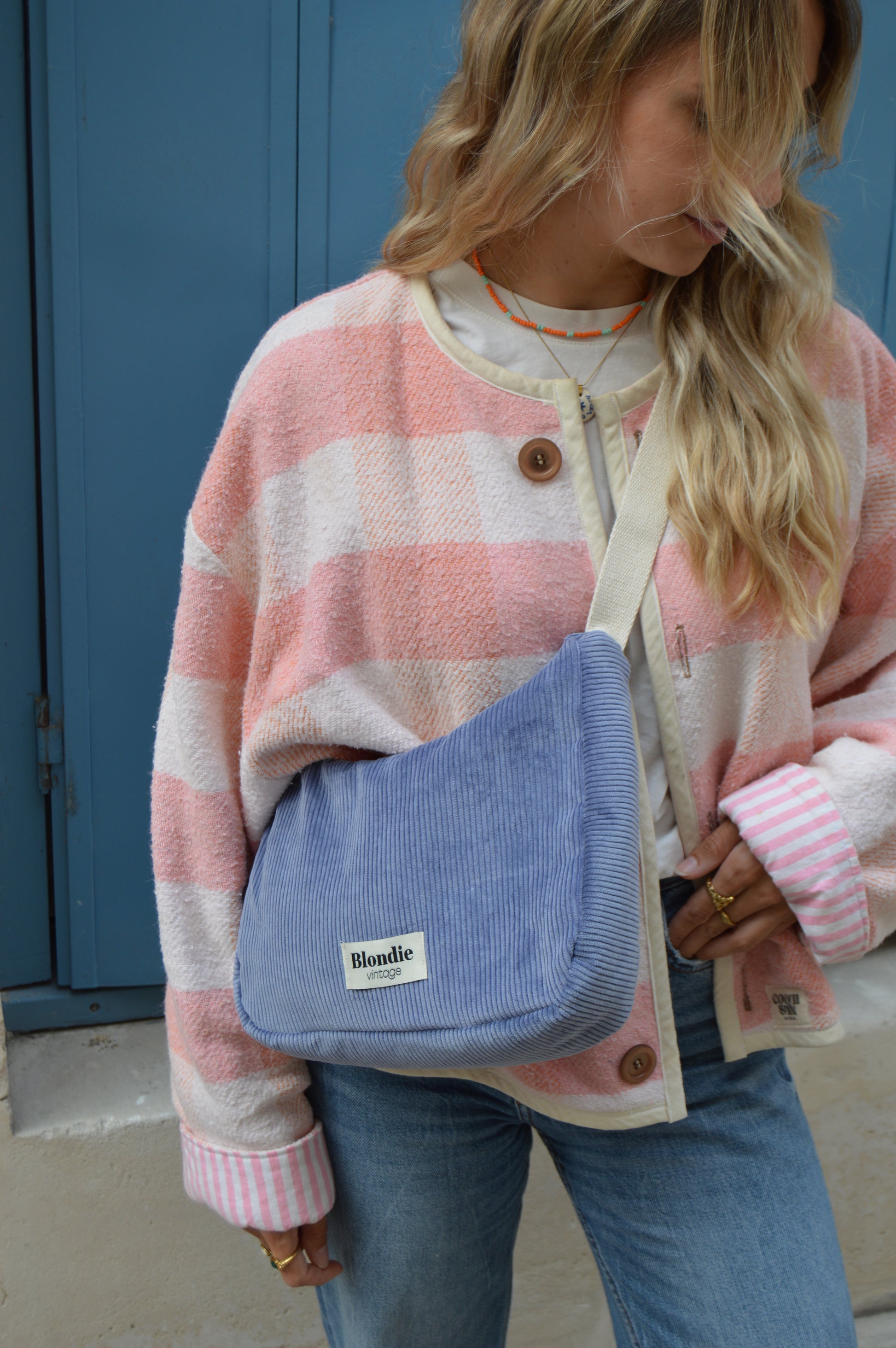 Sac crossbody velours bleu fabriqué à partir de tissus vintage mode durable mode responsable fabriqué à la main 
