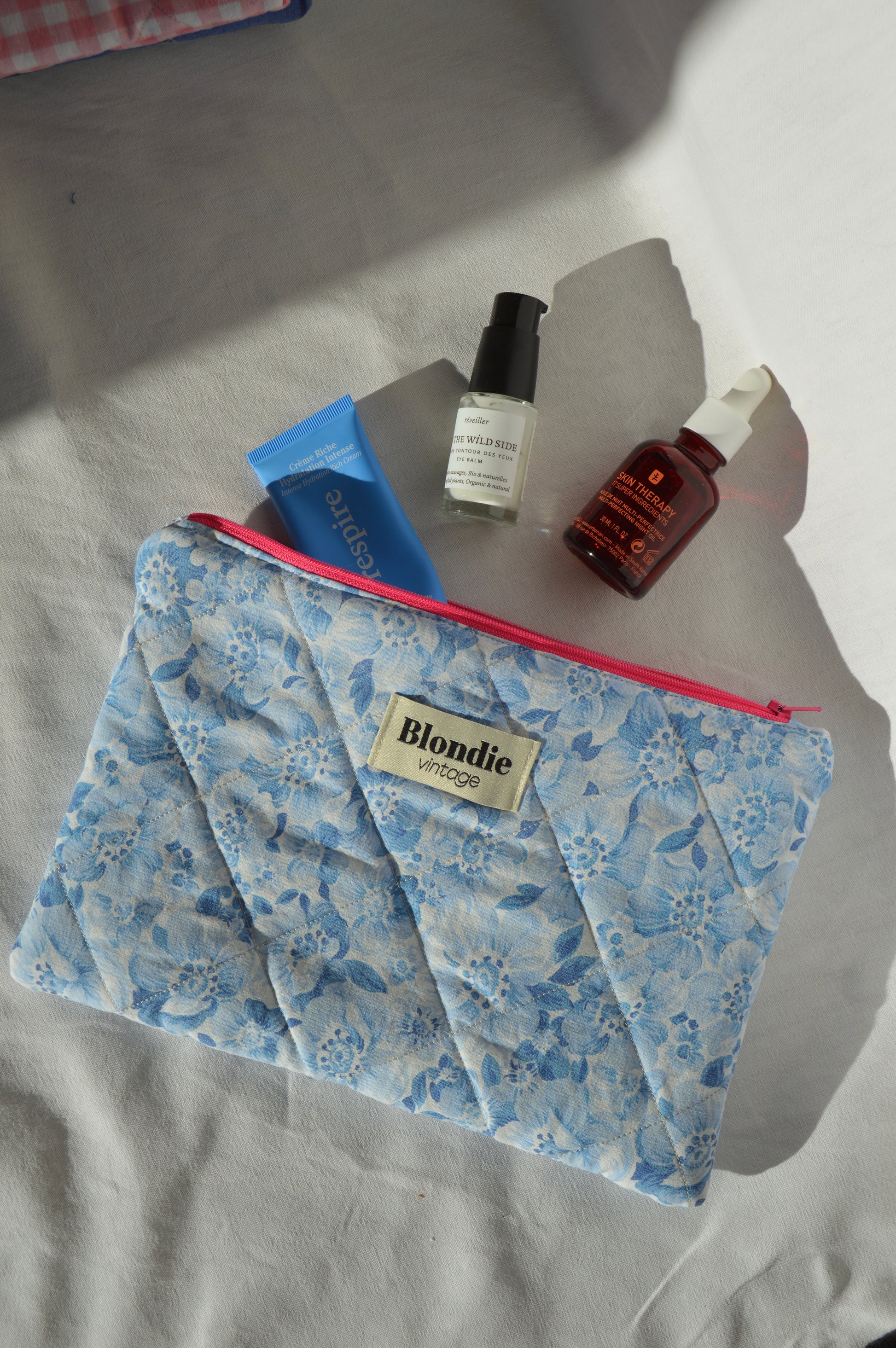 Pochette fleurs bleu fabriqué à partir de taie de tissus vintage mode durable mode responsable fabriqué à la main 