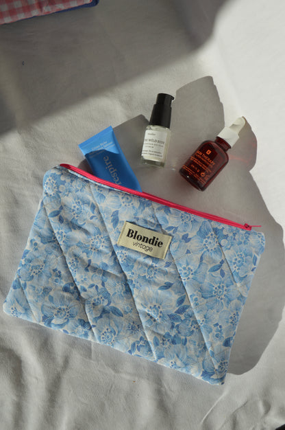 Pochette fleurs bleu fabriqué à partir de taie de tissus vintage mode durable mode responsable fabriqué à la main 