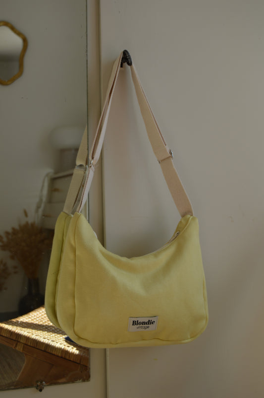 Sac crossbody jaune satiné fabriqué à partir de tissus vintage mode durable mode responsable fabriqué à la main 