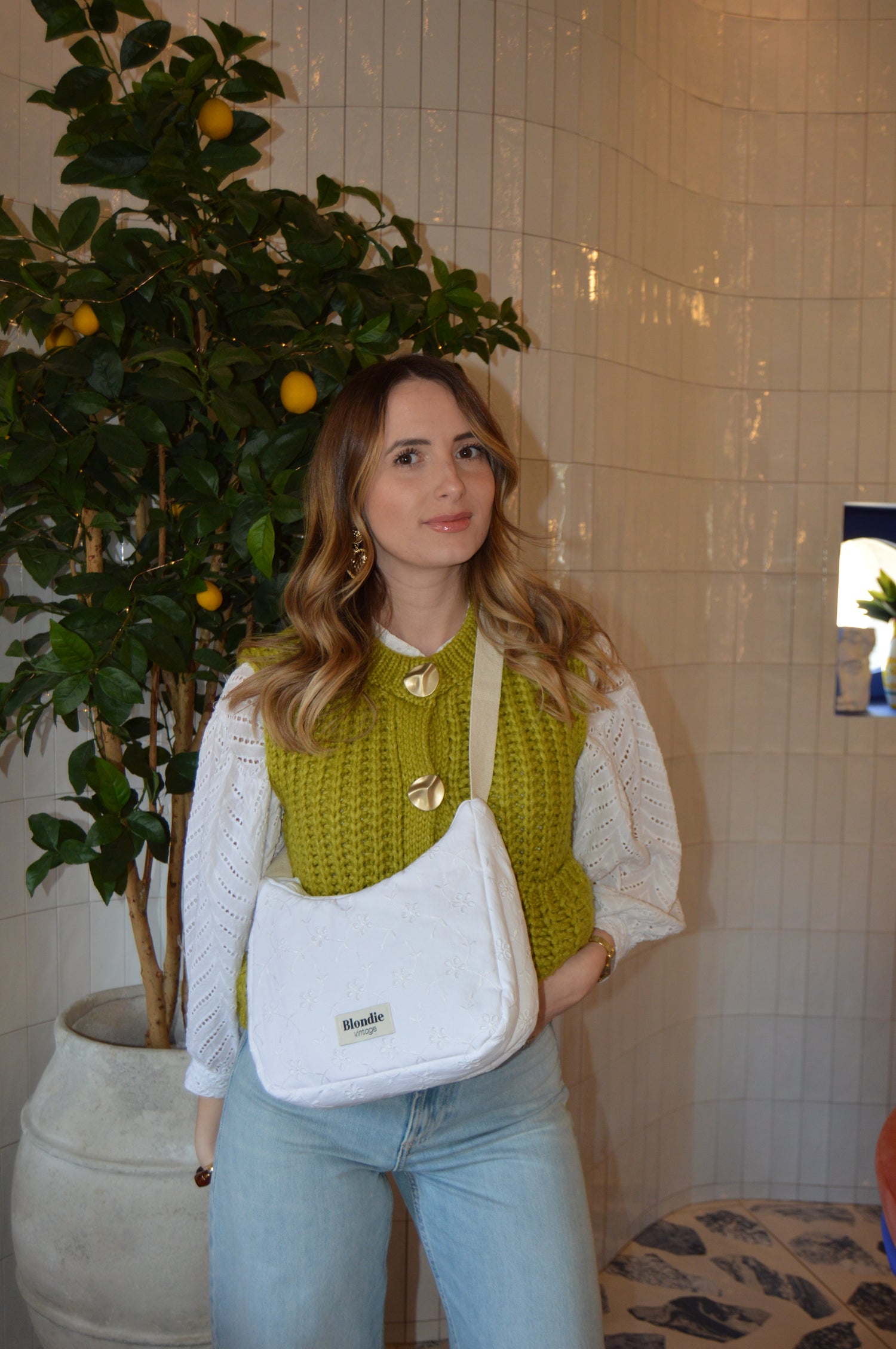 Sac crossbody broderie anglaise fabriqué à partir de tissus vintage mode durable mode responsable fabriqué à la main 