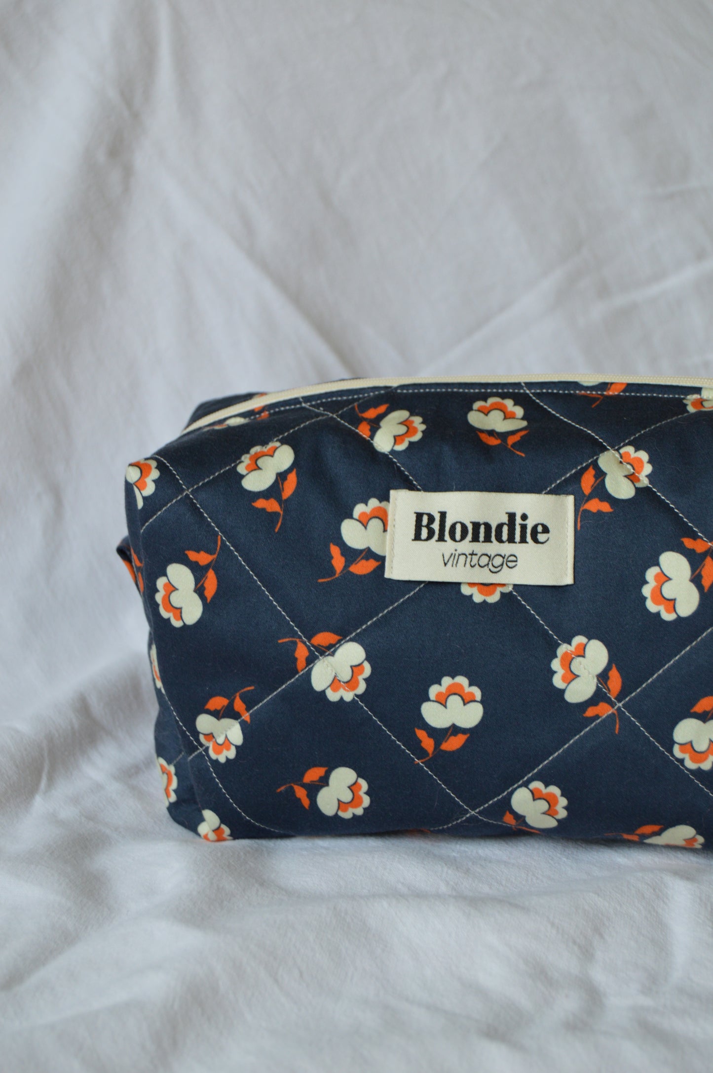 Trousse de toilette fleurie bleu fabriqué à partir de taie de tissus vintage mode durable mode responsable fabriqué à la main 