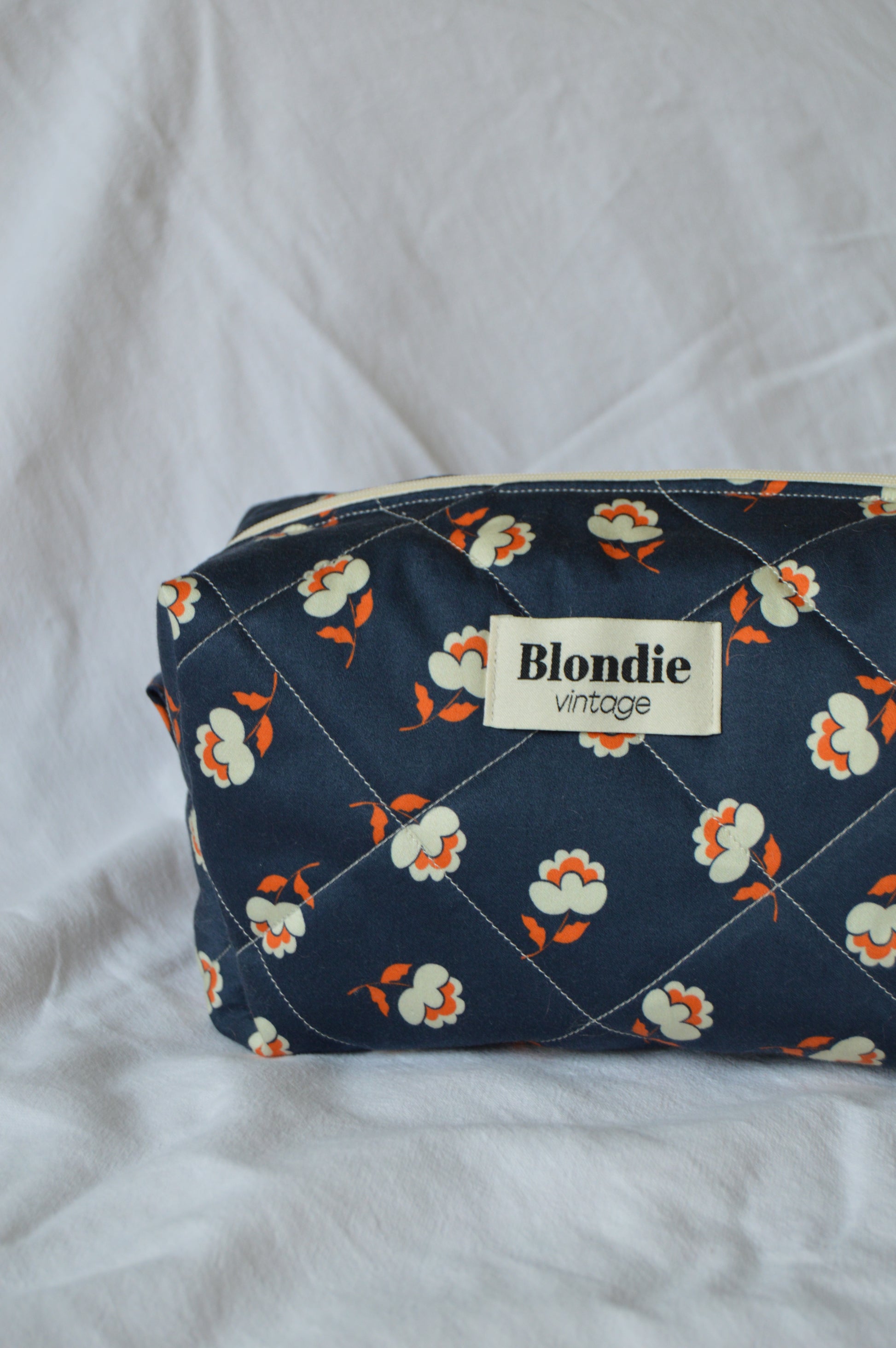 Trousse de toilette fleurie bleu fabriqué à partir de taie de tissus vintage mode durable mode responsable fabriqué à la main 