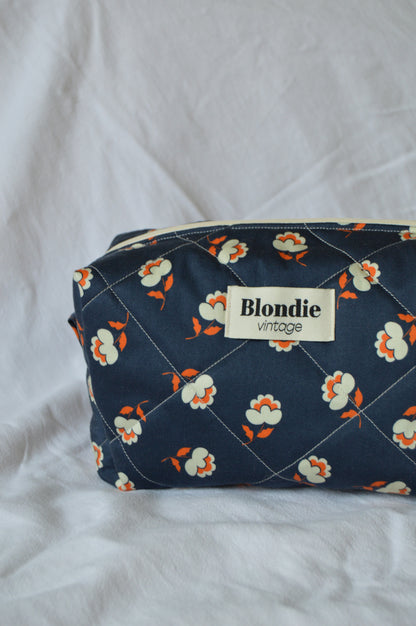 Trousse de toilette fleurie bleu fabriqué à partir de taie de tissus vintage mode durable mode responsable fabriqué à la main 