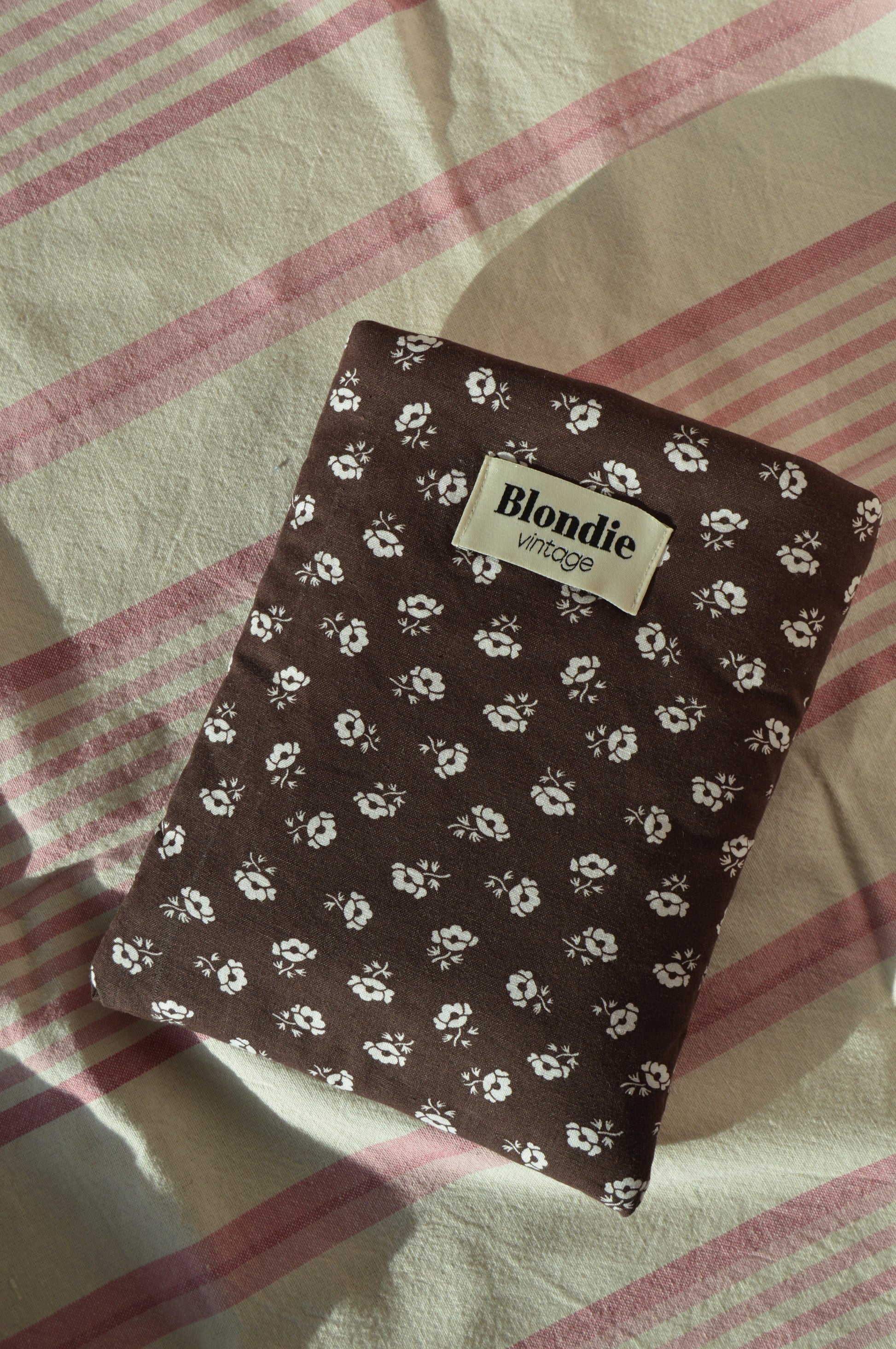 Housse de livre fleuri marron fabriqué à partir de tissus vintage mode durable mode responsable fabriqué à la main 