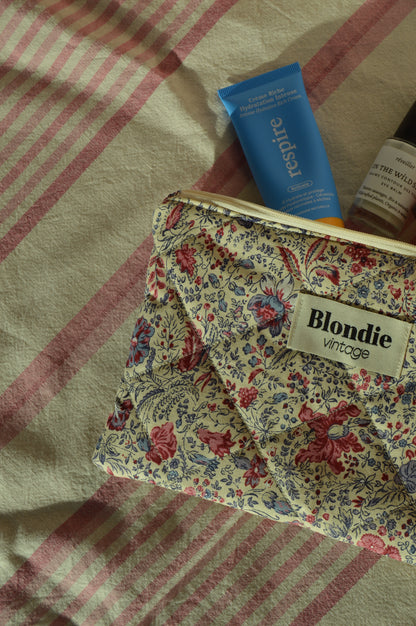 Pochette fleurie fabriqué à partir de taie de tissus vintage mode durable mode responsable fabriqué à la main 