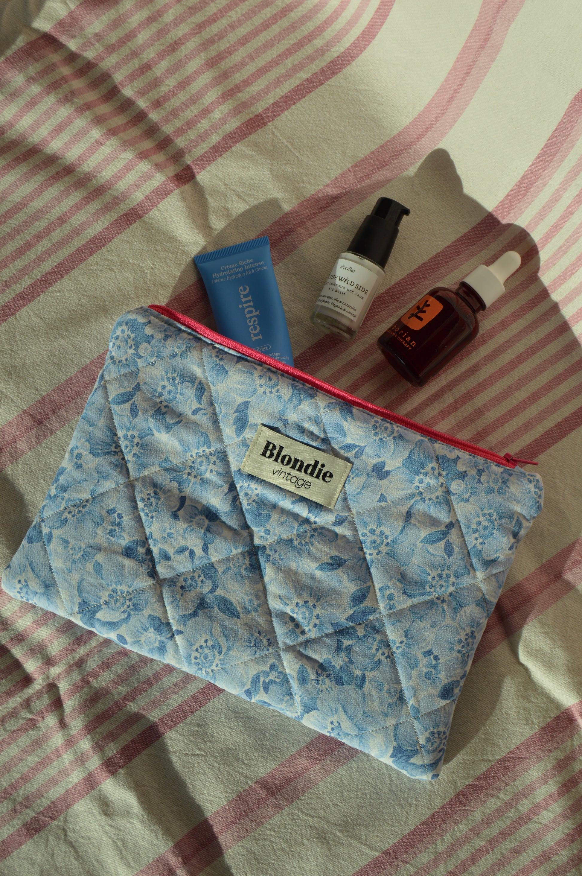 Pochette fleurs bleu fabriqué à partir de taie de tissus vintage mode durable mode responsable fabriqué à la main 