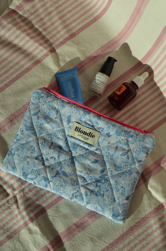Pochette fleurs bleu fabriqué à partir de taie de tissus vintage mode durable mode responsable fabriqué à la main 