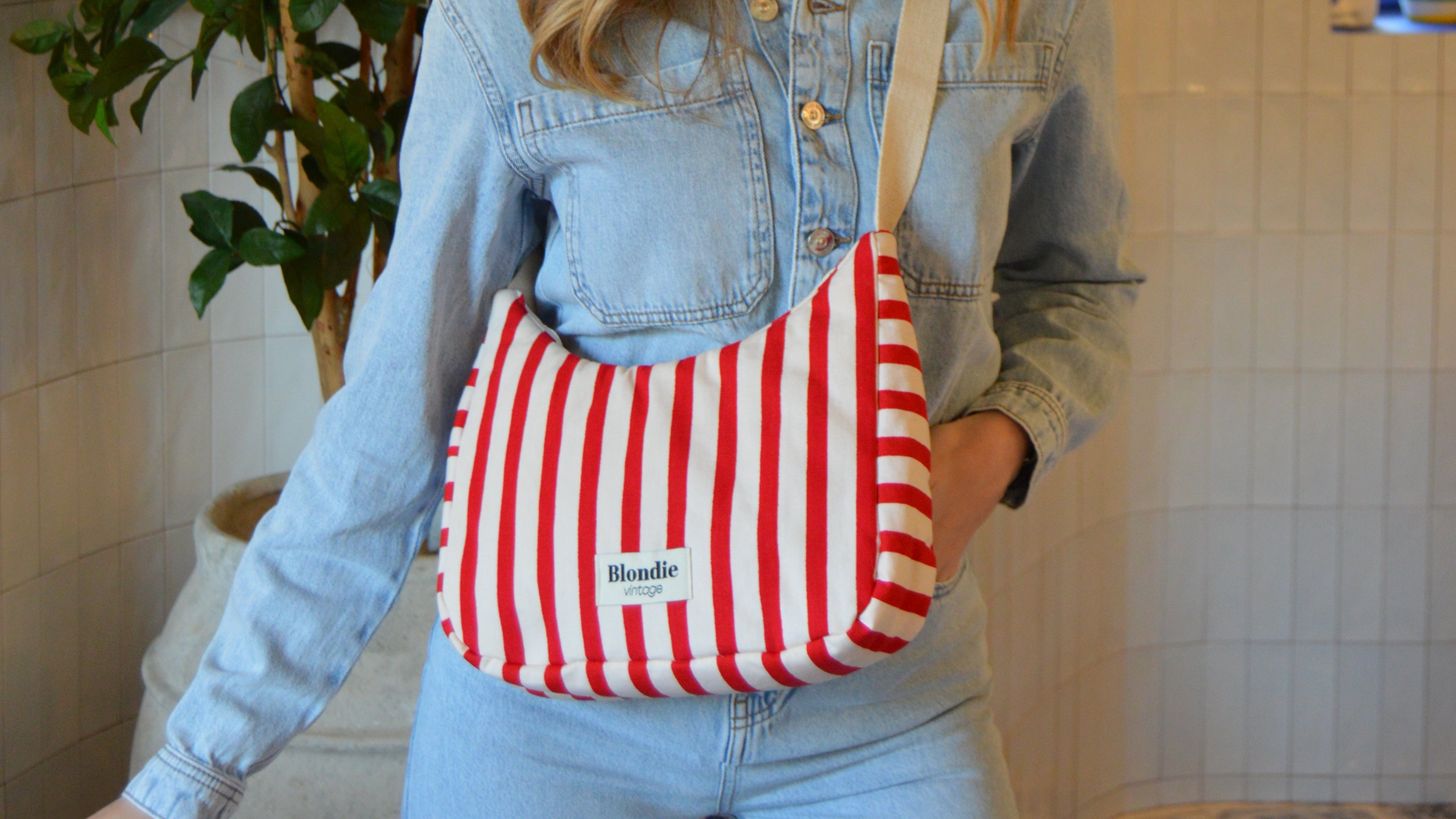 Sac crossbody rayé rouge fabriqué à partir de tissus vintage mode durable mode responsable fabriqué à la main 