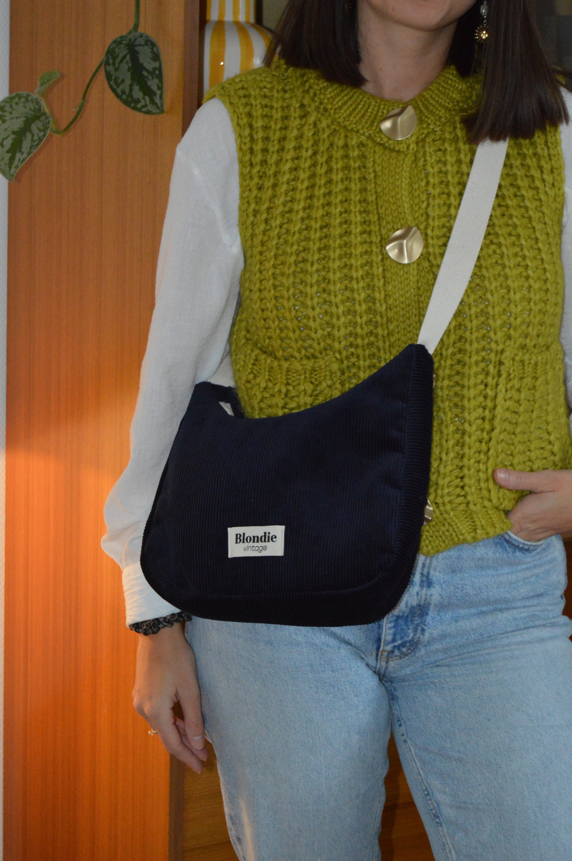 Sac crossbody velours bleu fabriqué à partir de tissus vintage mode durable mode responsable fabriqué à la main 