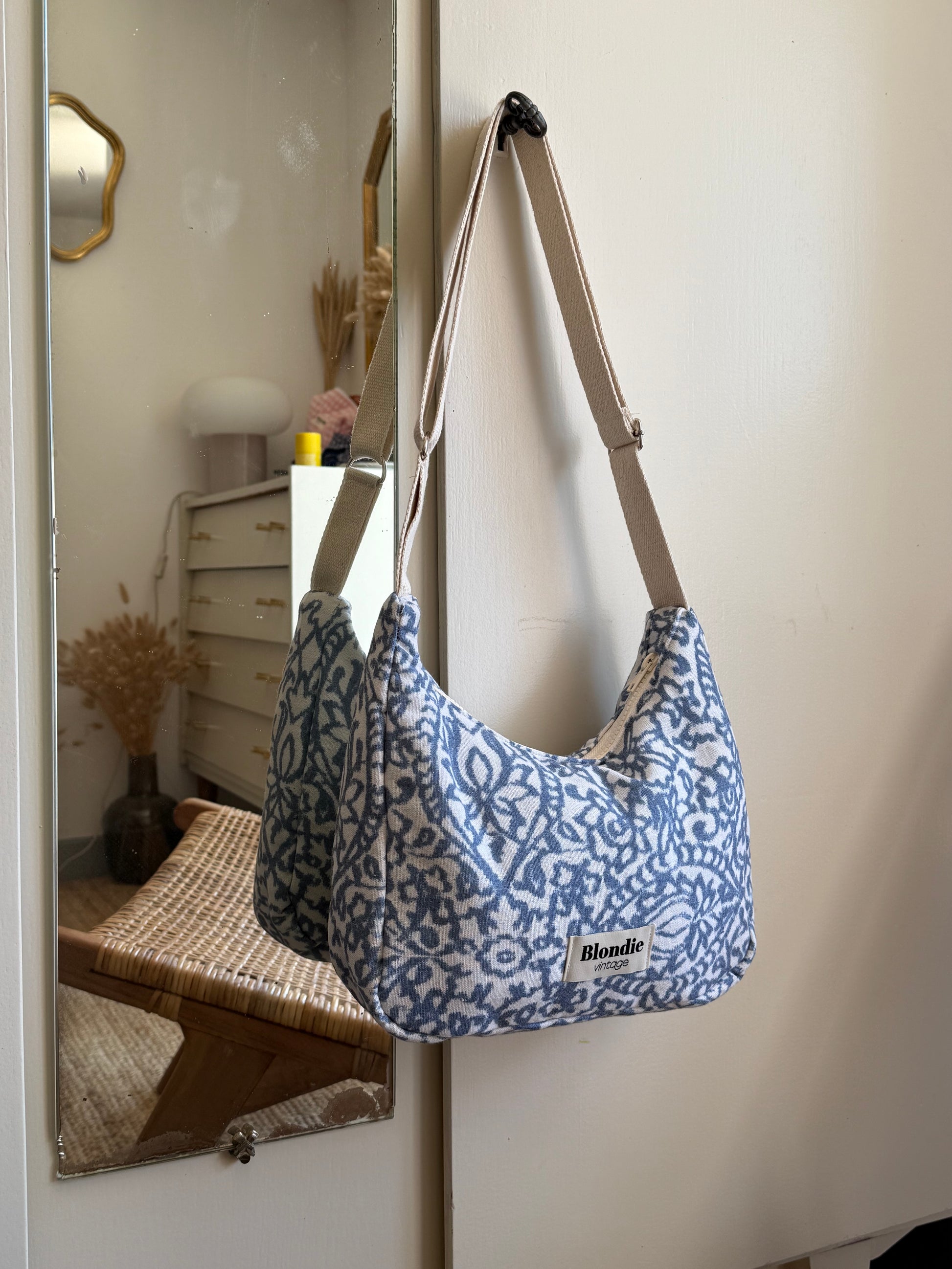 Sac crossbody motif bleu fabriqué à partir de tissus vintage mode durable mode responsable fabriqué à la main 