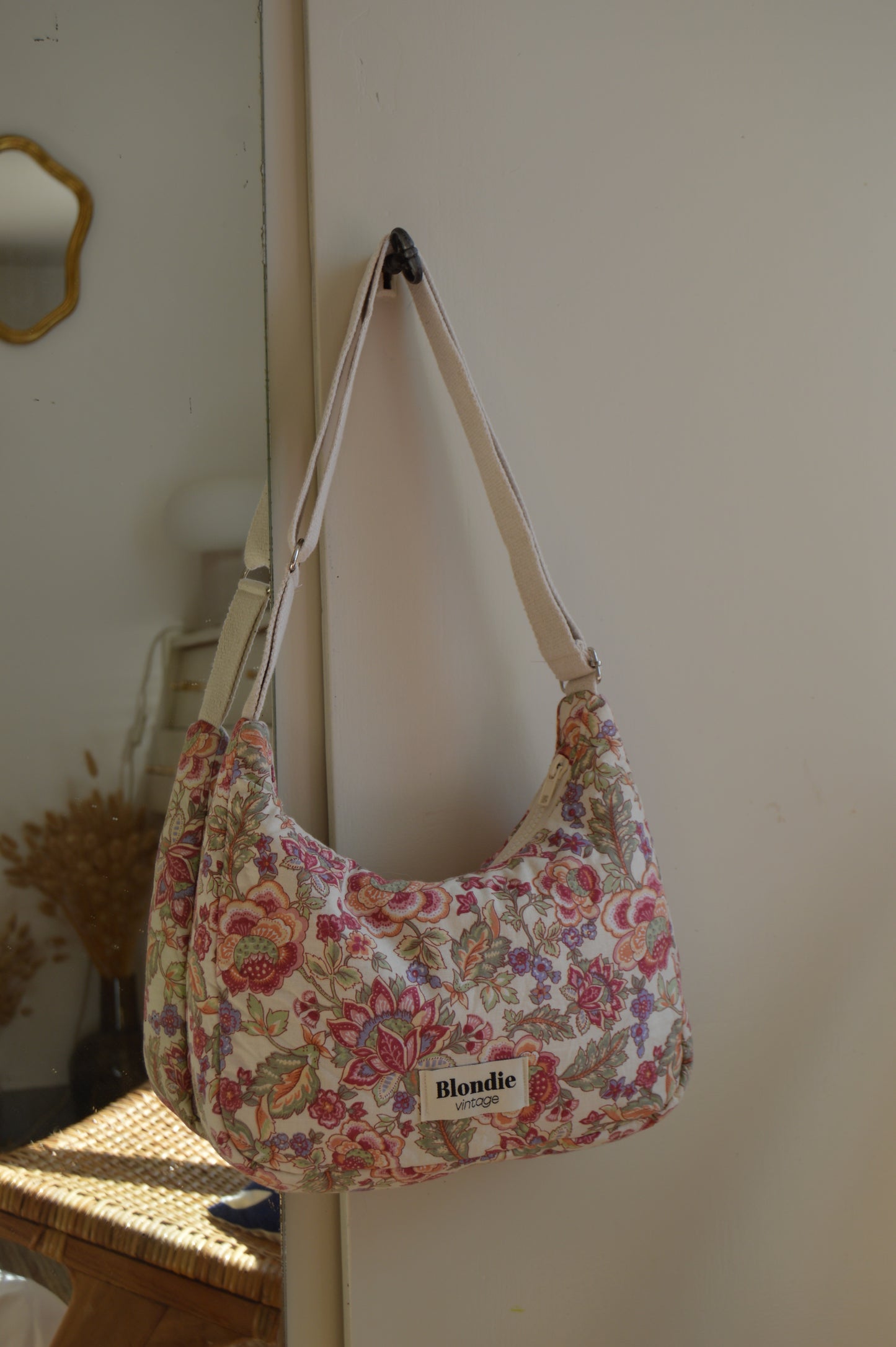 Sac crossbody fleurie fabriqué à partir de tissus vintage mode durable mode responsable fabriqué à la main 