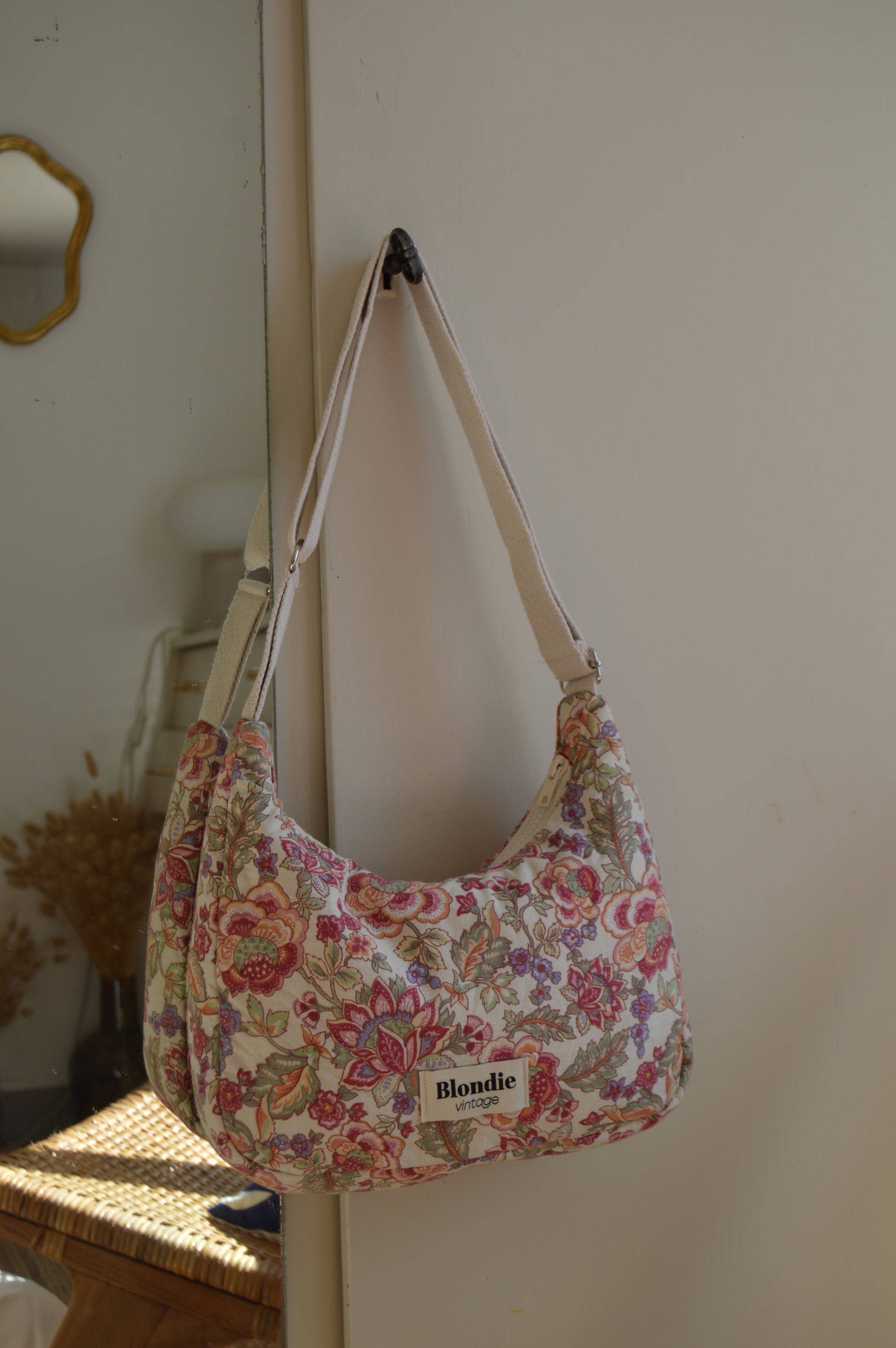 Sac crossbody fleurie fabriqué à partir de tissus vintage mode durable mode responsable fabriqué à la main 