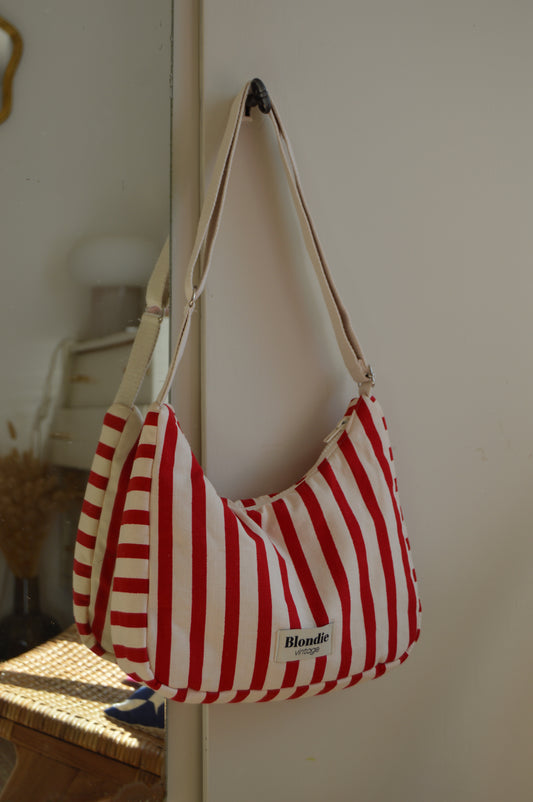 Sac crossbody raye rouge fabriqué à partir de tissus vintage mode durable mode responsable fabriqué à la main 