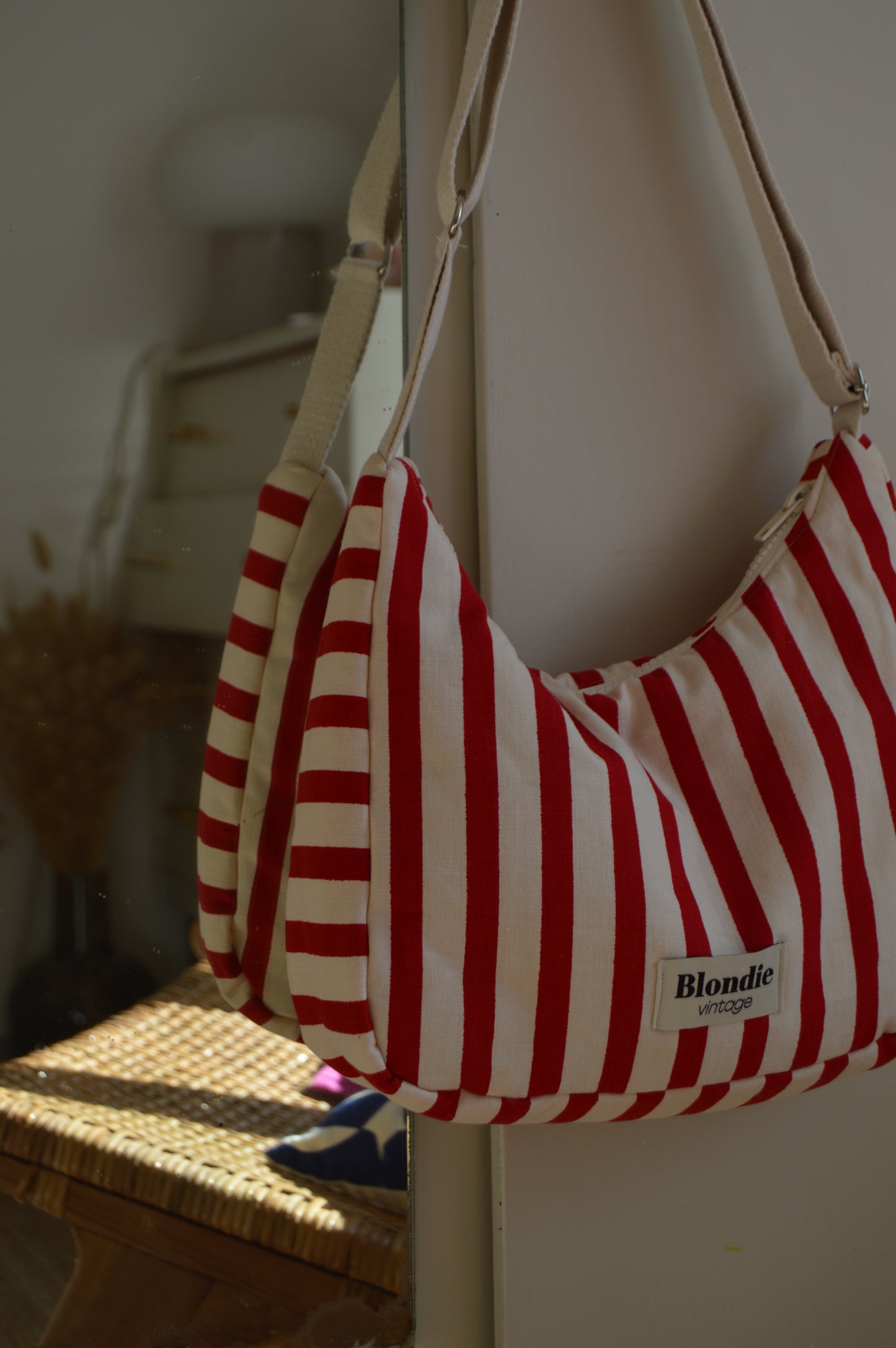 Sac crossbody raye rouge fabriqué à partir de tissus vintage mode durable mode responsable fabriqué à la main 