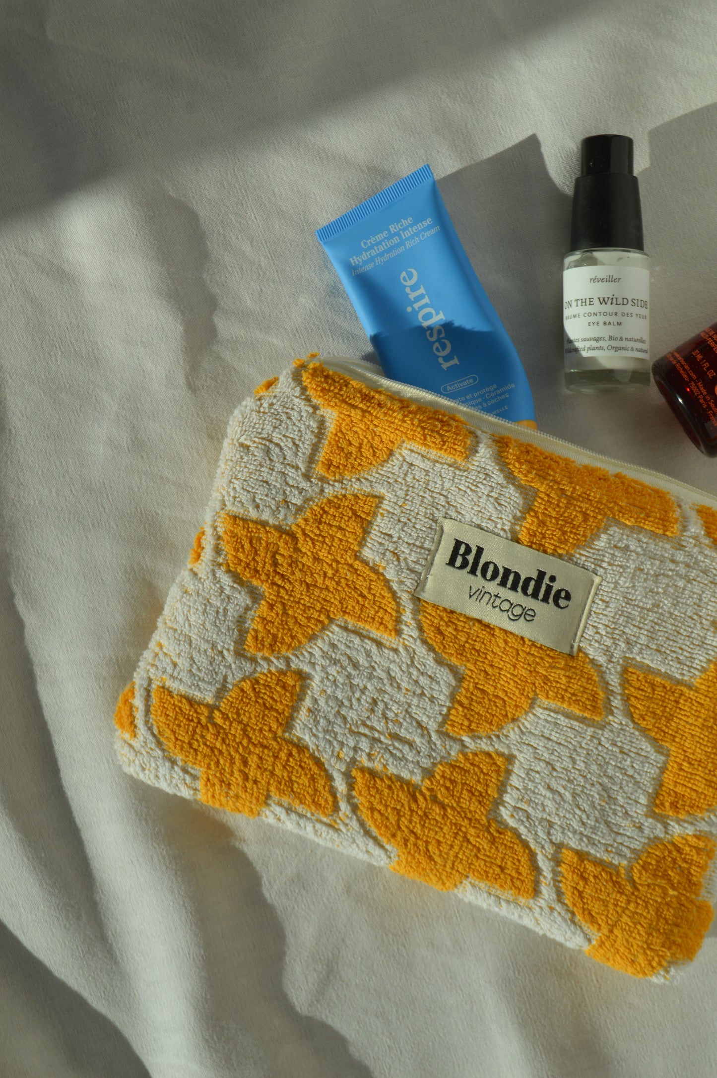 Pochette orange en éponge fabriqué à partir de tissus vintage upcycling mode durable et responsable