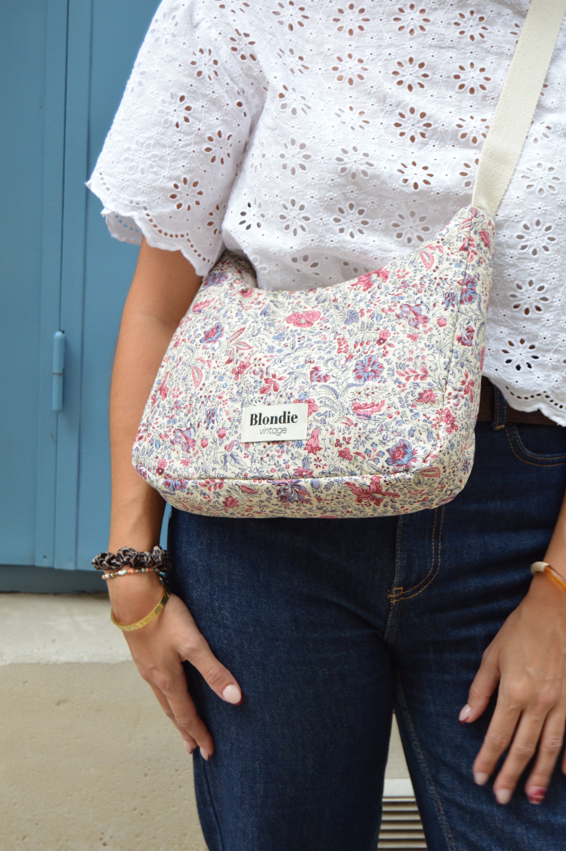 Sac crossbody fleuri rose fabriqué à partir de tissus vintage mode durable mode responsable fabriqué à la main 