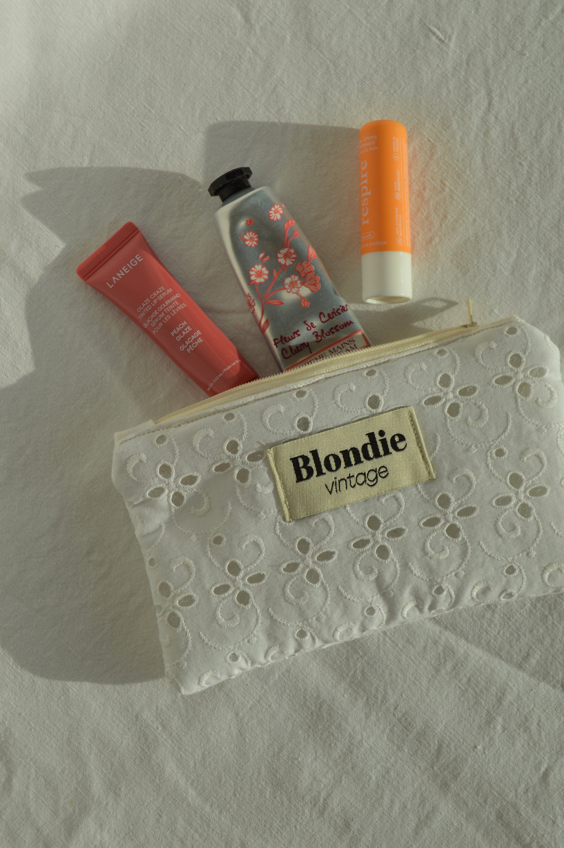 Mini Pochette broderie anglaise fabriqué à partir de tissus vintage mode durable mode responsable fabriqué à la main 
