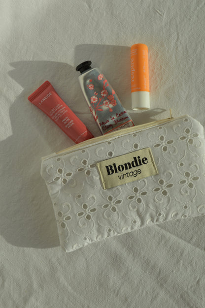 Mini Pochette broderie anglaise fabriqué à partir de tissus vintage mode durable mode responsable fabriqué à la main 