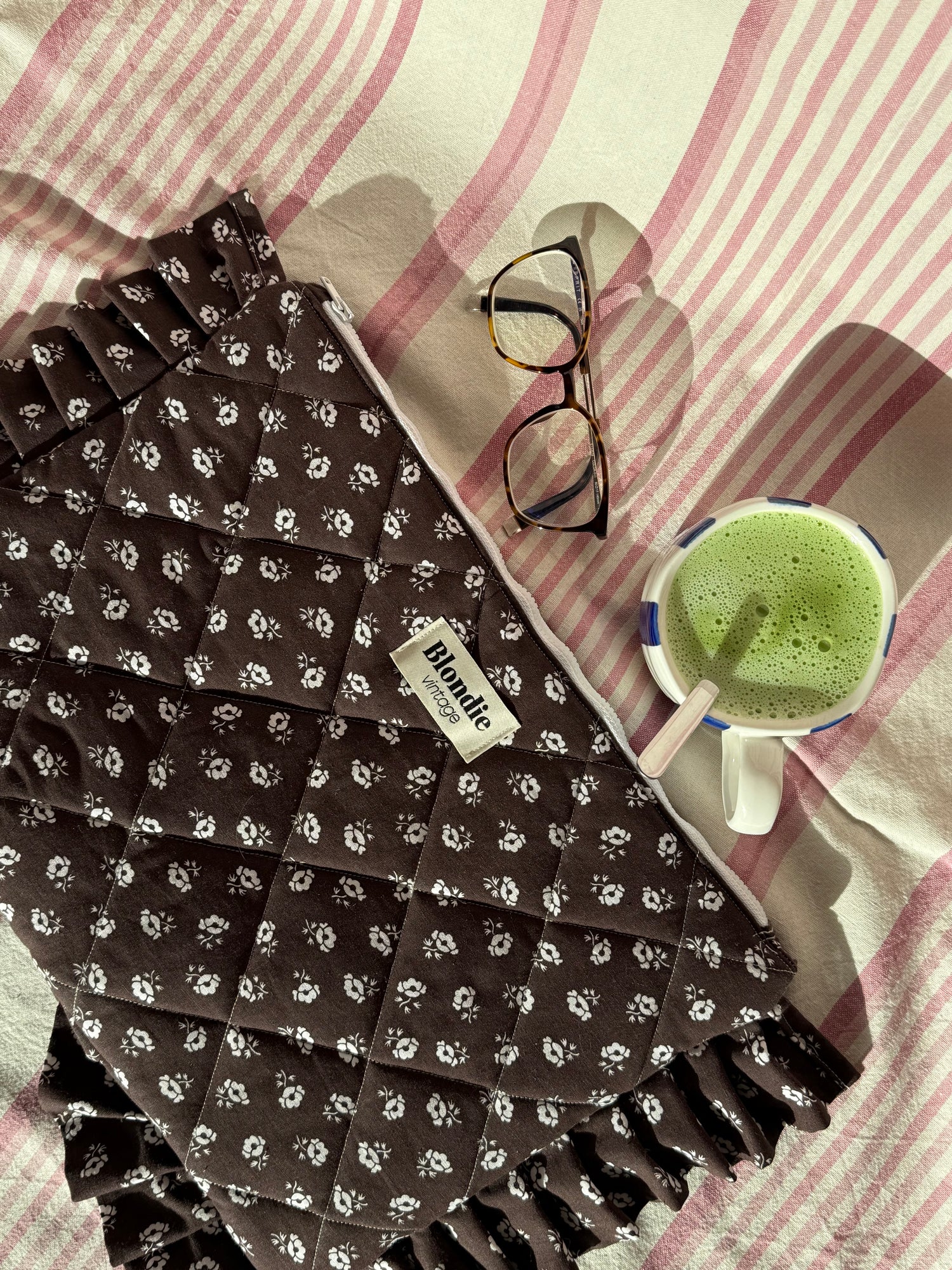 Housse d'ordinateur fleuri marron avec froufrou fabriqué à partir de tissus vintage mode durable mode responsable fabriqué à la main 