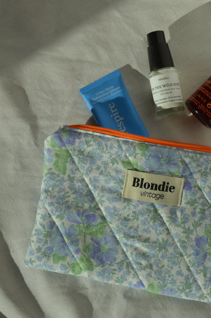 Pochette fleurie bleu fabriqué à partir de taie de tissus vintage mode durable mode responsable fabriqué à la main 