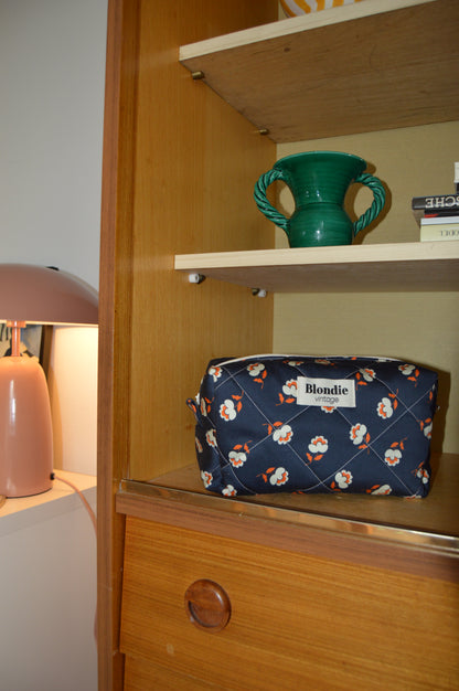 Trousse de toilette fleurie bleu fabriqué à partir de taie de tissus vintage mode durable mode responsable fabriqué à la main 