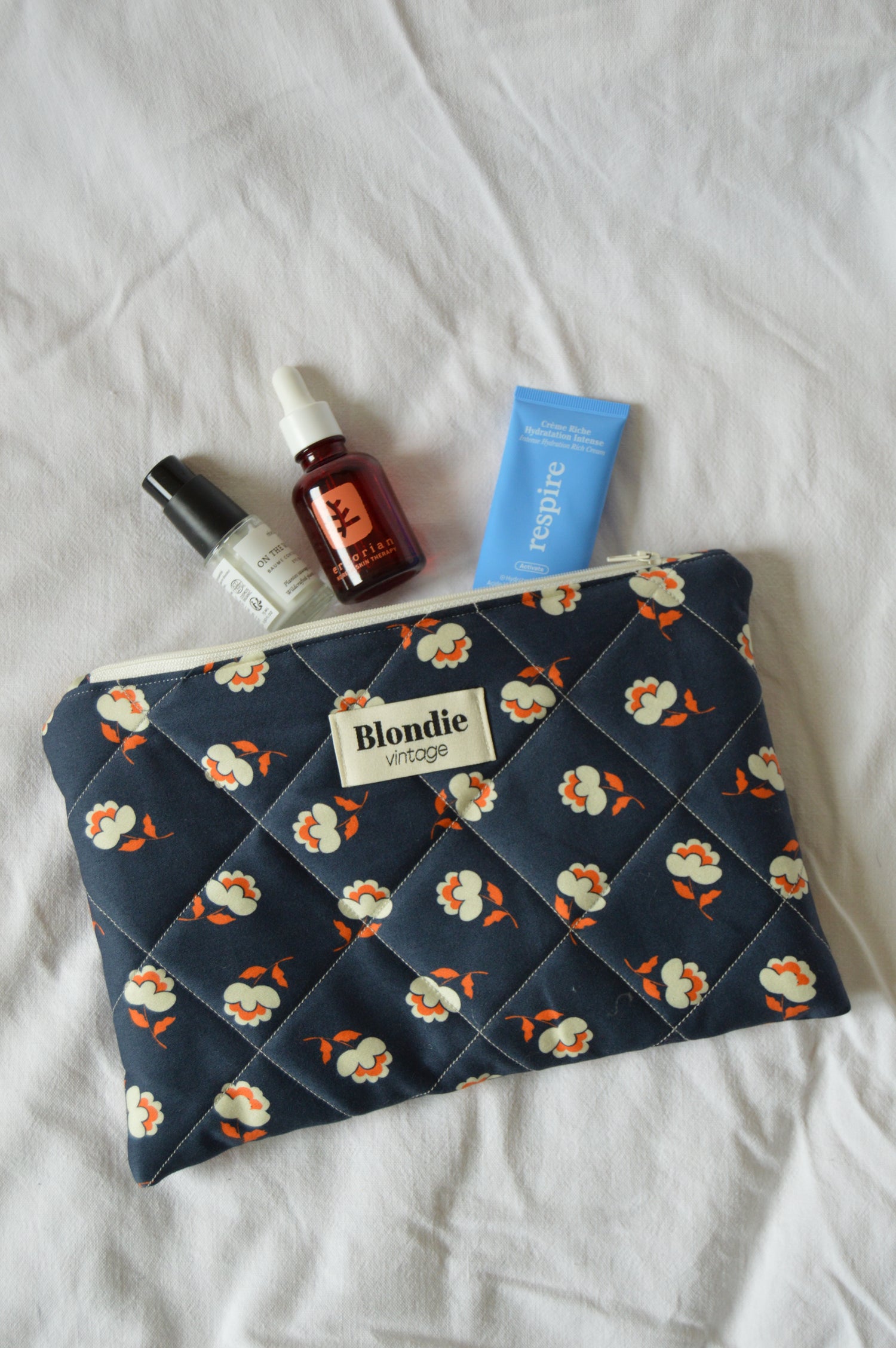 Pochette fleurie bleu fabriqué à partir de tissus vintage mode durable mode responsable fabriqué à la main 