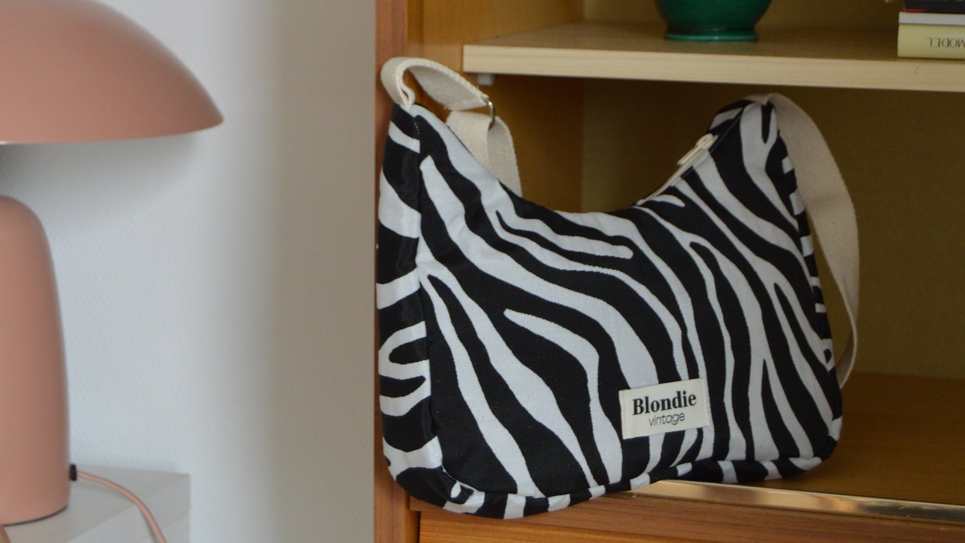 Sac crossbody zébré fabriqué à partir de tissus vintage mode durable mode responsable fabriqué à la main 