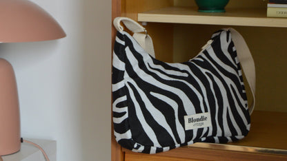 Sac crossbody zébré fabriqué à partir de tissus vintage mode durable mode responsable fabriqué à la main 