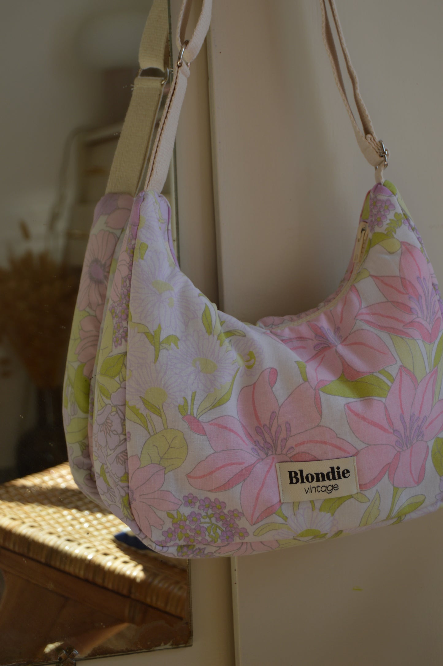 Sac crossbody fleuri fabriqué à partir de tissus vintage mode durable mode responsable fabriqué à la main 
