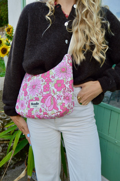 Sac crossbody fleurie rose fabriqué à partir de tissus vintage mode durable mode responsable fabriqué à la main 