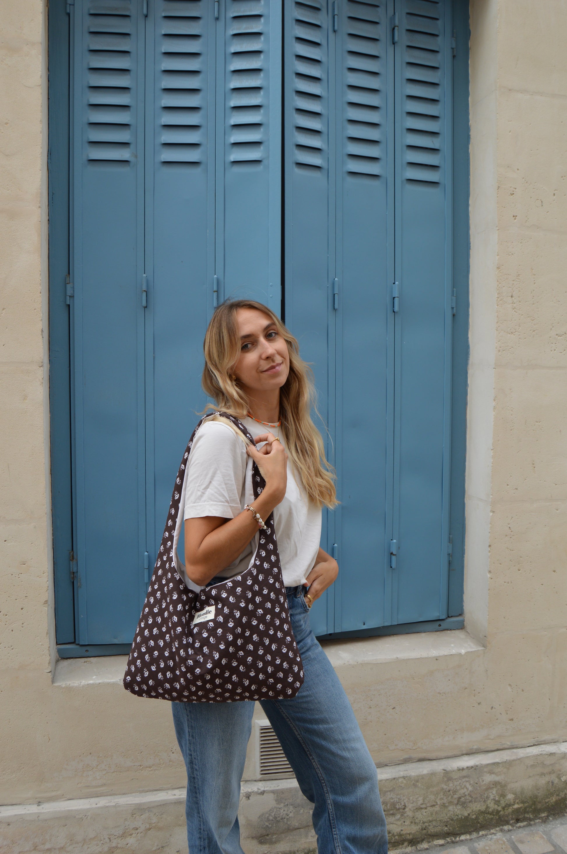 Sac boho fleuri marron fabriqué à partir de taie de traversin vintage mode durable mode responsable fabriqué à la main 