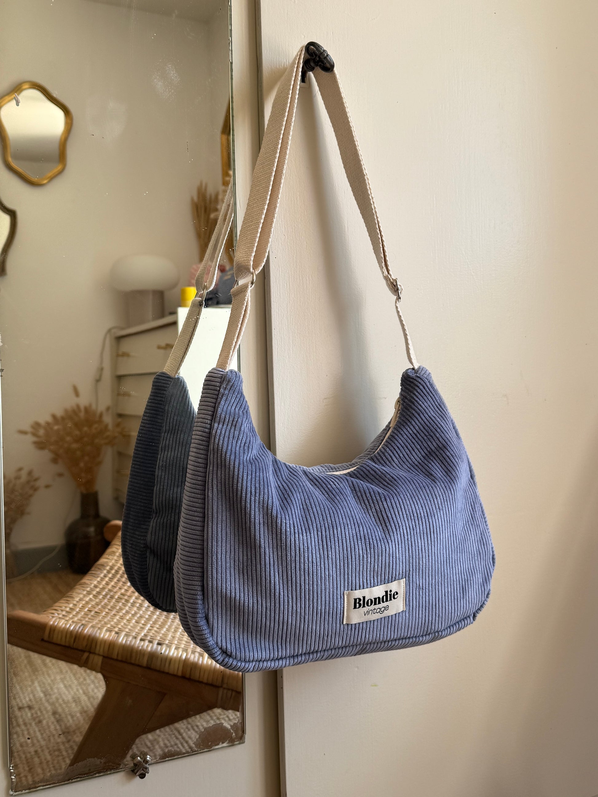 Sac crossbody velours bleu fabriqué à partir de tissus vintage mode durable mode responsable fabriqué à la main 