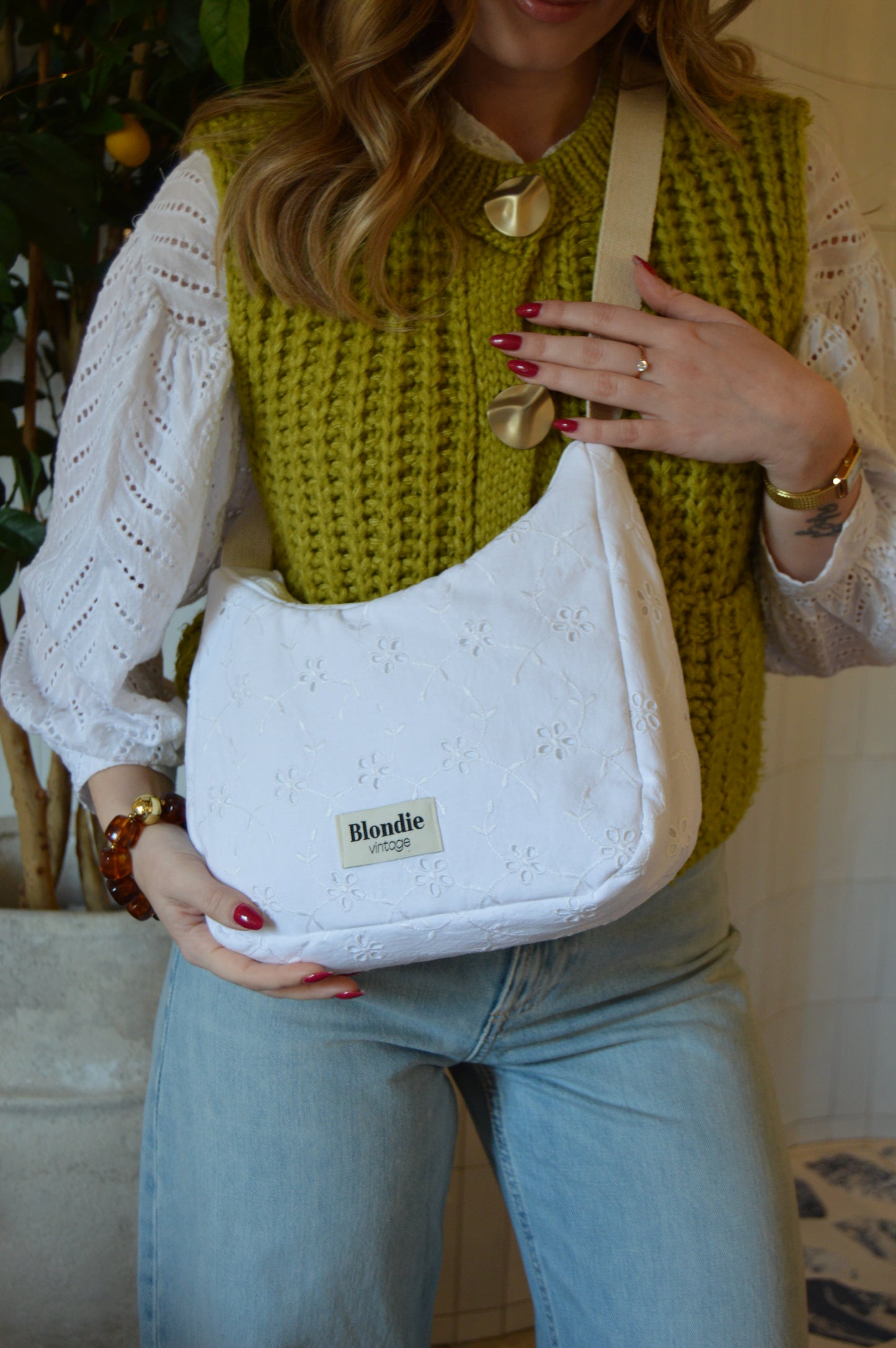 Sac crossbody broderie anglaise fabriqué à partir de tissus vintage mode durable mode responsable fabriqué à la main 