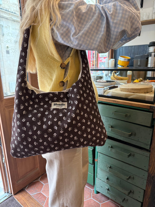 Sac boho fleuri marron fabriqué à partir de taie de traversin vintage mode durable mode responsable fabriqué à la main 