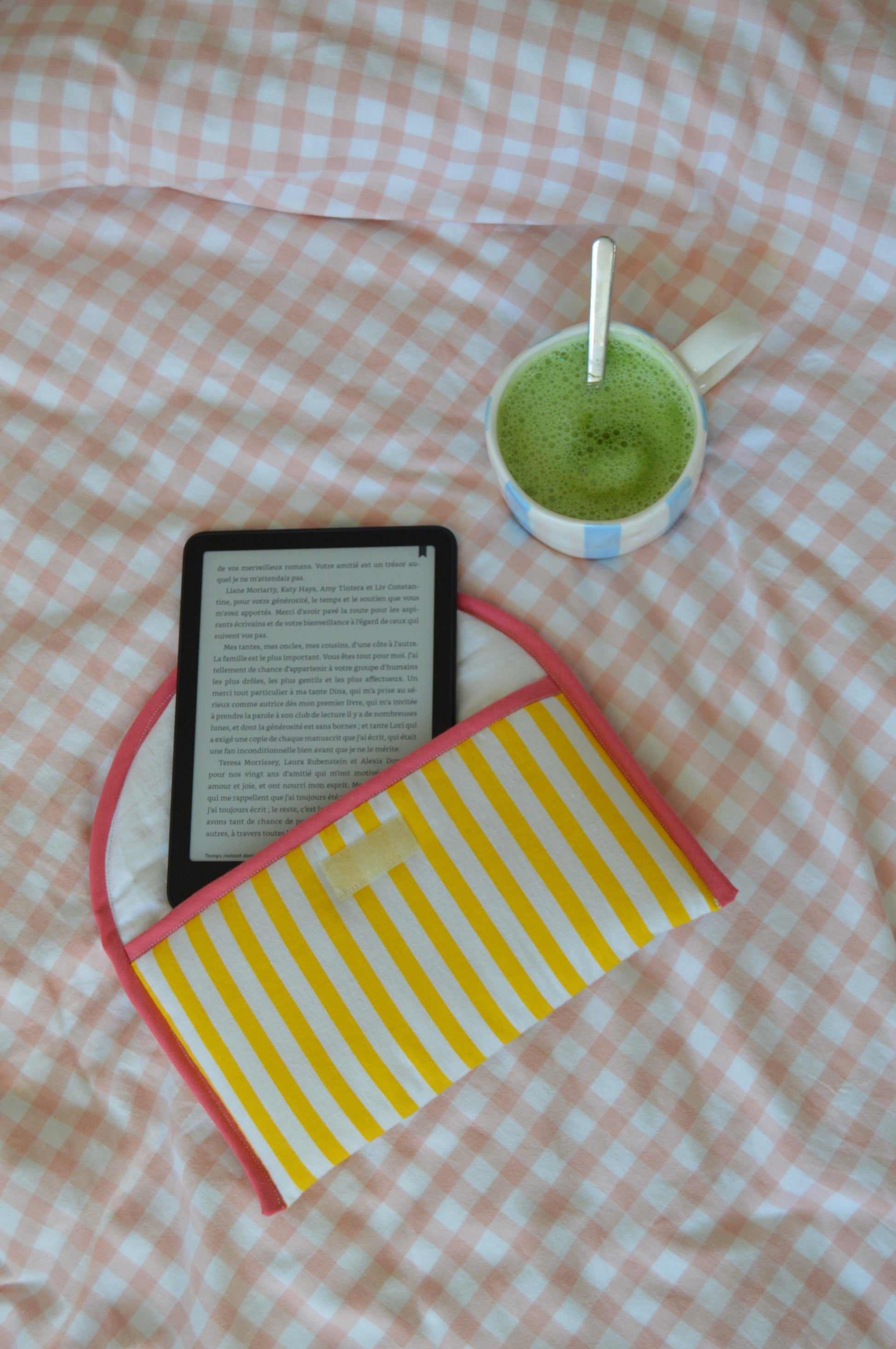 pochette nomade fabriquée à partir de tissus vintage à la main avec biais coloré, parfait pour housse livre housse lisseuse ou soin